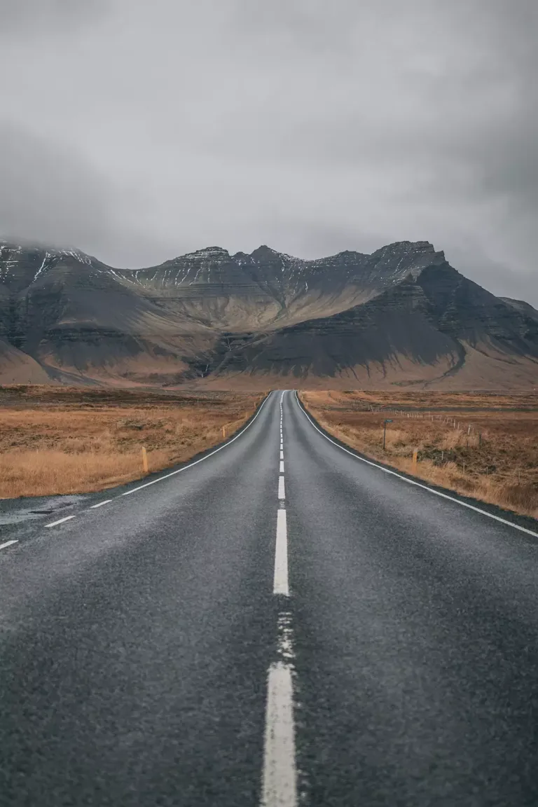 Carretera recta que se pierde en el faldón de una montaña