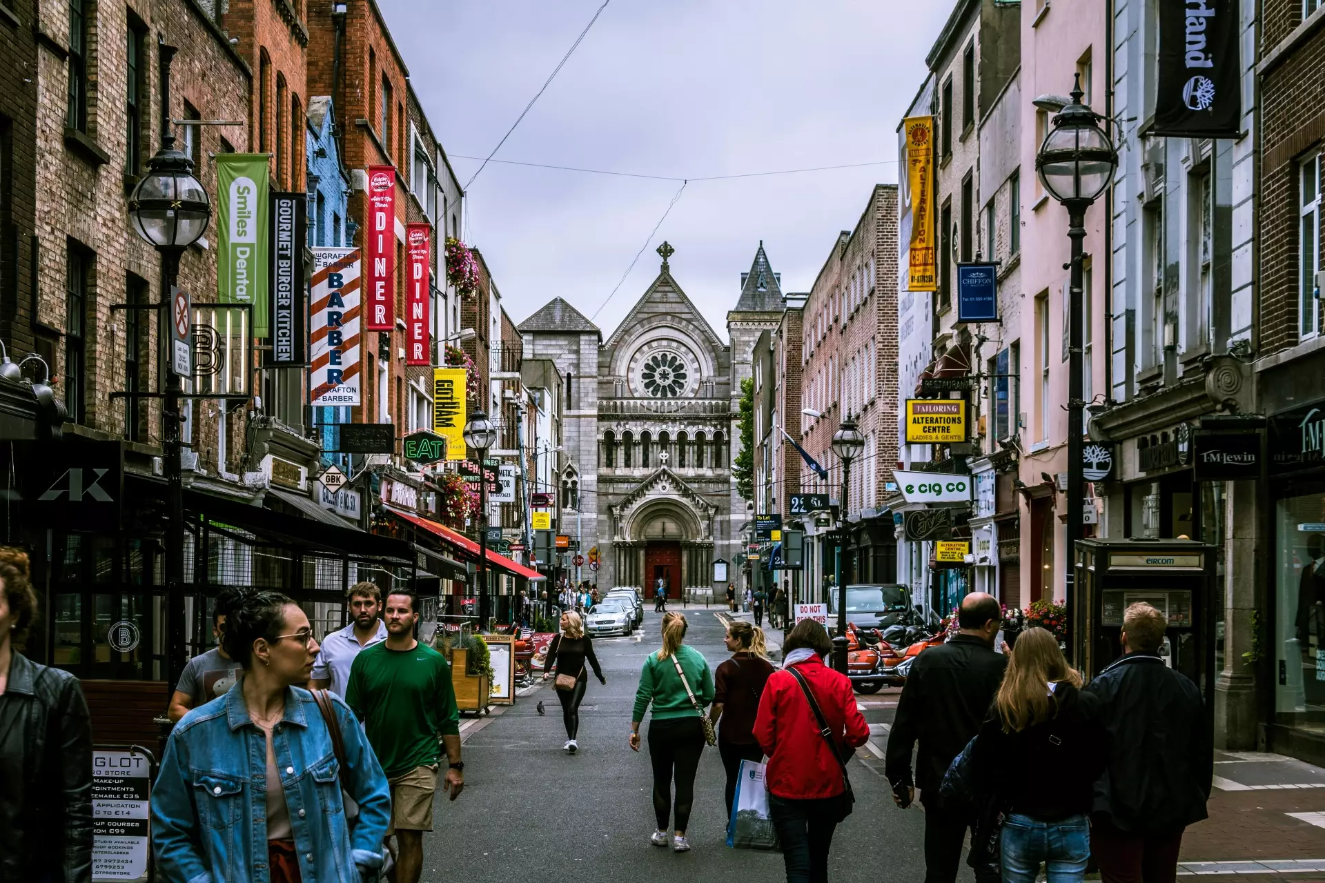 Calle de una ciudad con una iglesia al fondo