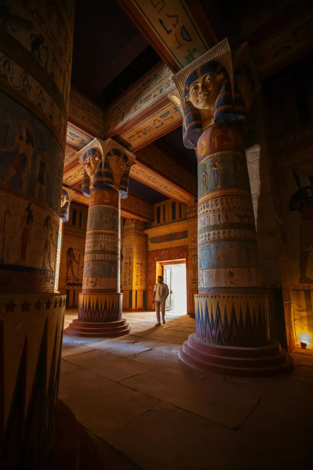 Columnas en el interior de un templo egipcio