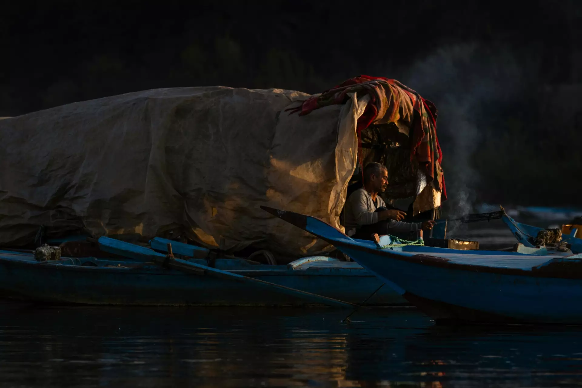 Hombre navegando de noche