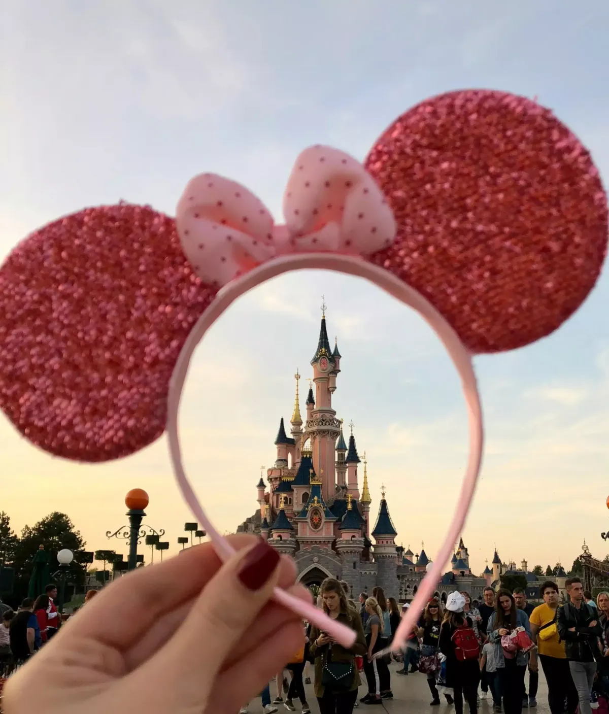 Palacio Disney visto a través de una diadema con las orejas de Mini