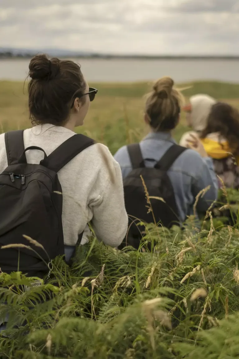 Mujeres caminado entre maleza