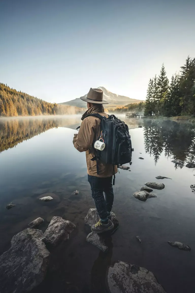 Viajero en un lago